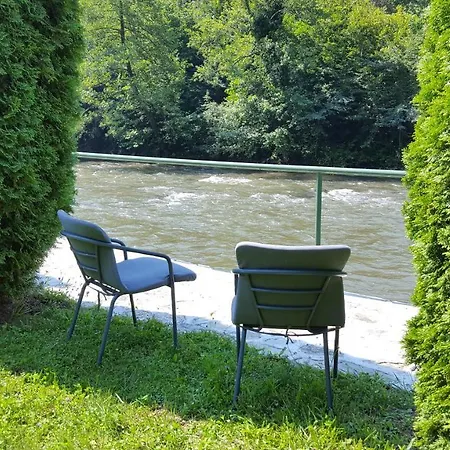 度假居 River House 亚伊采