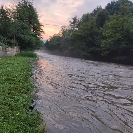 度假居 River House 亚伊采
