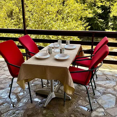 Nyaraló River House *