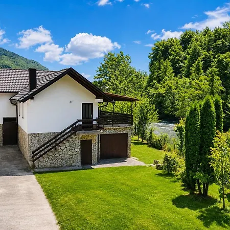 度假居 River House