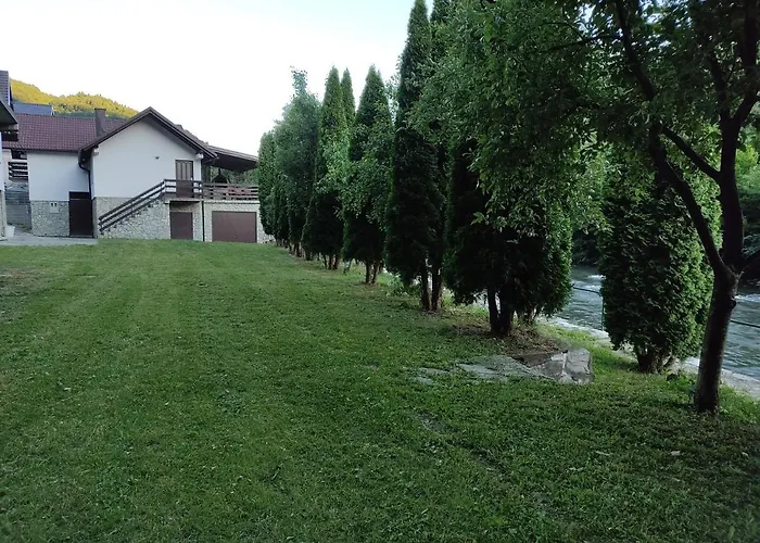 度假居 River House 亚伊采