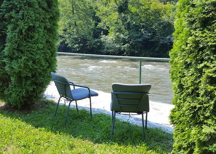 度假居 River House 亚伊采