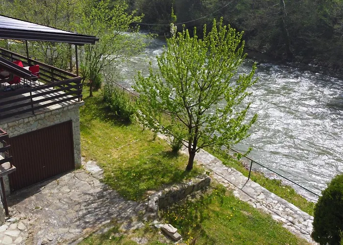 River House * 亚伊采