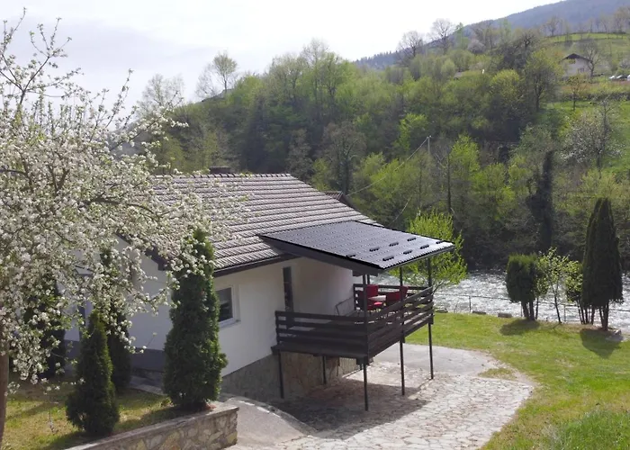 River House 亚伊采