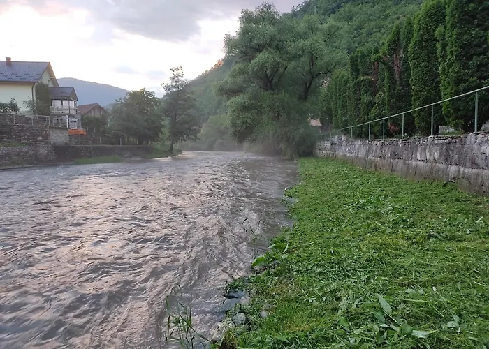 River House * 亚伊采