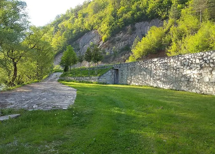 度假居 River House 亚伊采