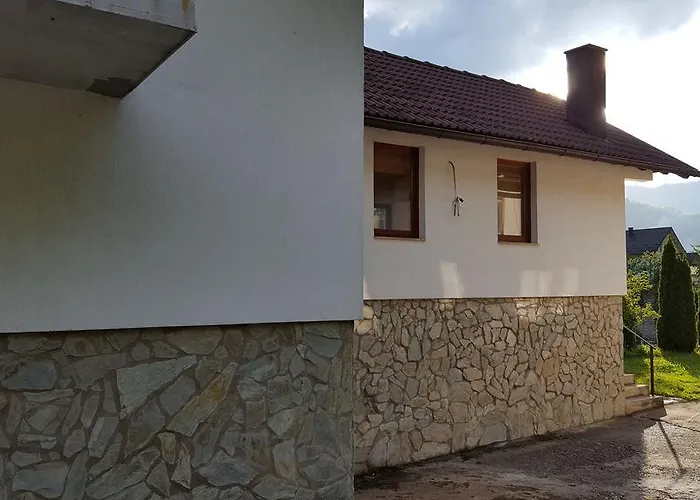 River House 亚伊采